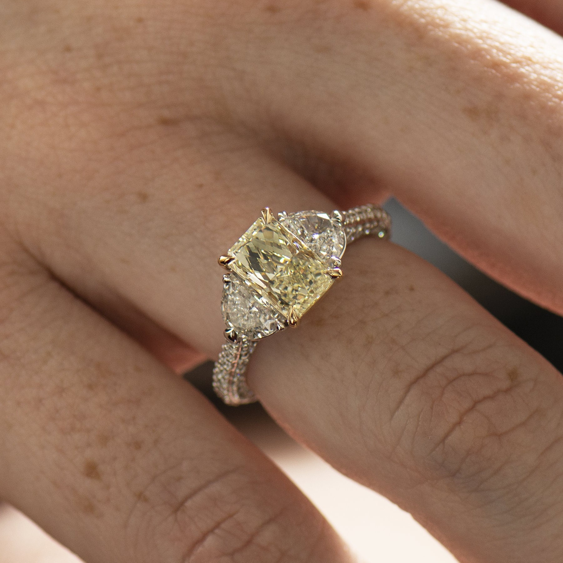 Gelber Diamant Ring, 18K Gold, Drei Stein Verlobungsring, Halbmond Diamant, Fancy Hell Gelb von NirOliva