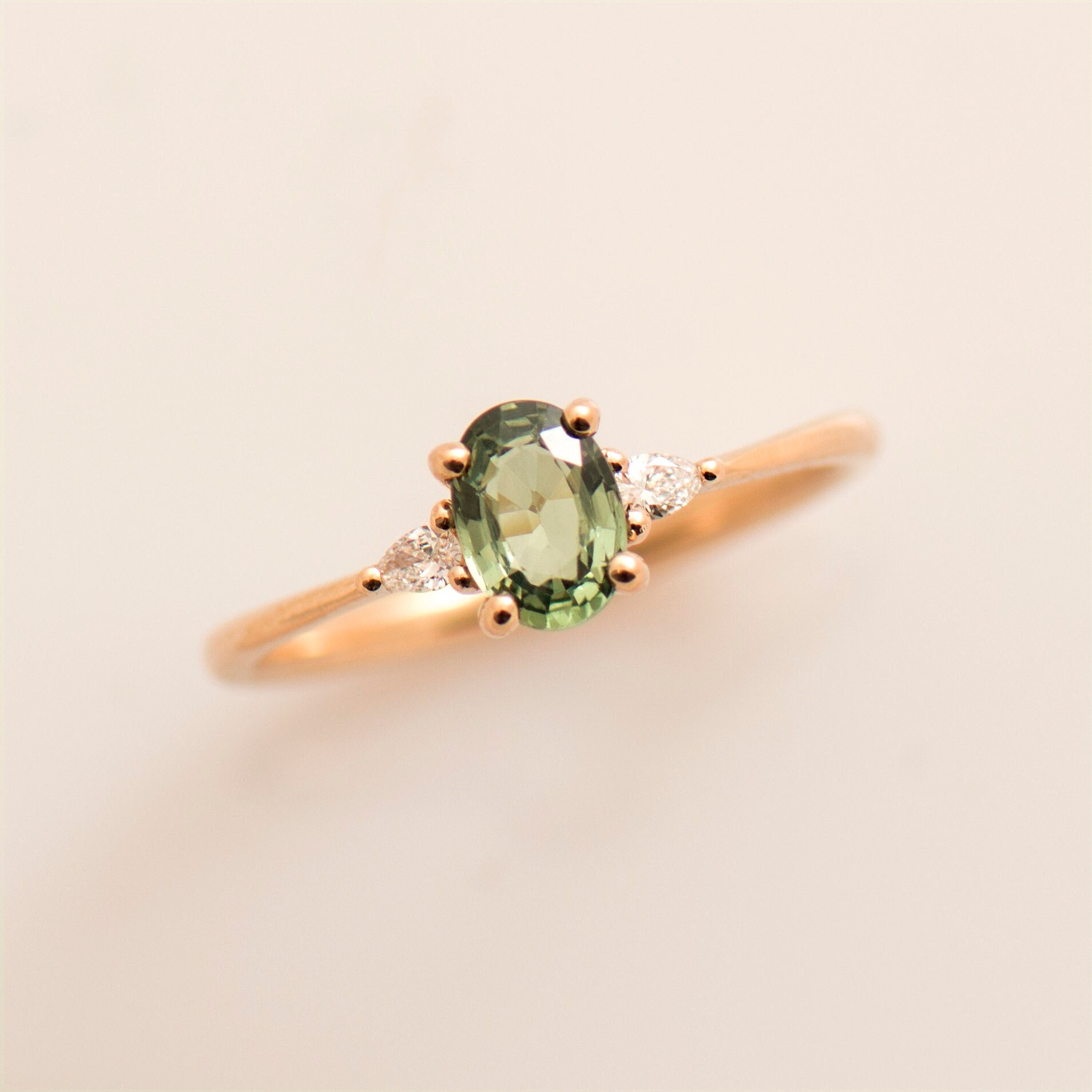 Grüner Saphir Ring, 14K/18K Roségold, Olivgrüner Verlobungsring, Saphir, Hellgrüner Teal Ring von NirOliva