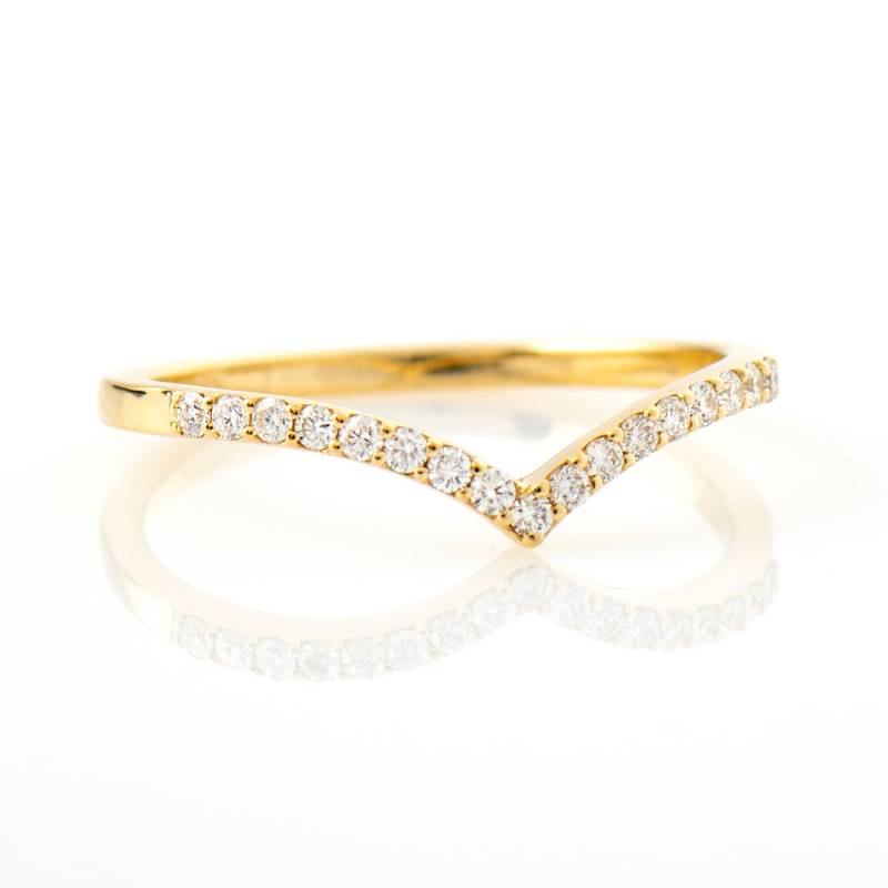 Halbe Ewigkeit V-Form Ehering, 14K 18K Gelbgold Diamanten Ring, Dünne Band Chevron Stapeln V Gold Ring von NirOliva