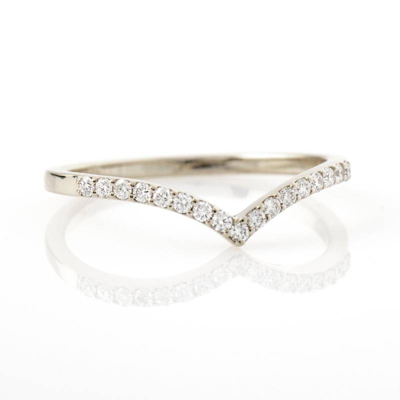 Halbe Ewigkeit V-Form Ehering, 14K 18K Weißgold Diamanten Ring, Dünne Chevron Stapeln V Gold Diamant Band von NirOliva