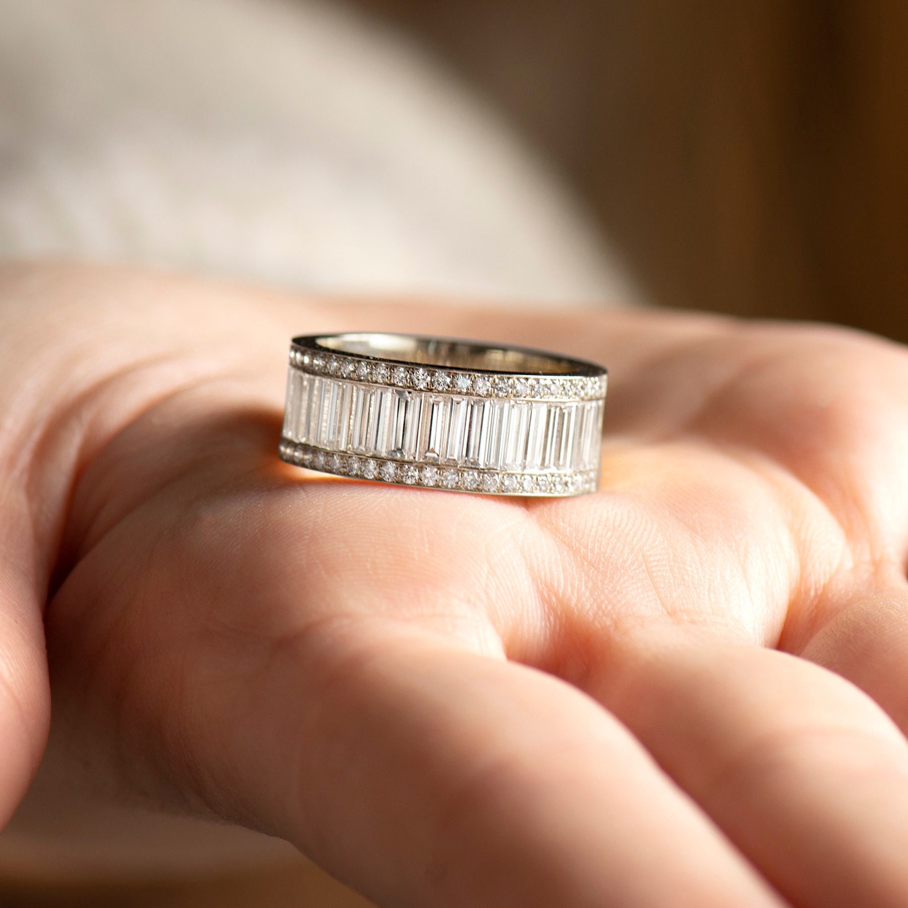 Länglicher Baguette Diamanten Ring, 14K/18K Weißgold, Halb Ewigkeit Breiter Einzigartiges Eternity Band, Jubiläumsring von NirOliva