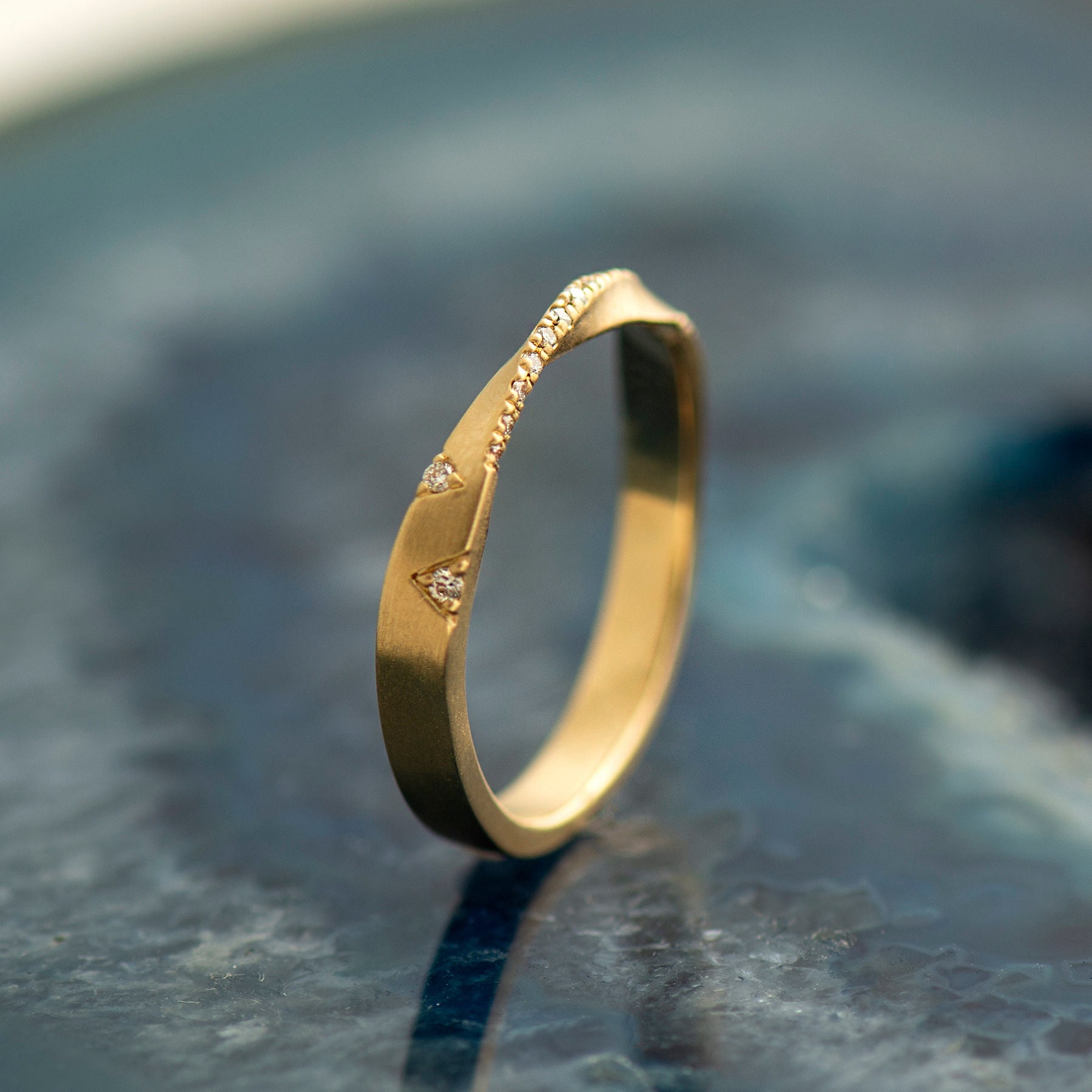 Mobius Ehering, 14K/18K Gelbgold, Diamant Ring, Unikat Matte Finish, Stapel Ehering von NirOliva