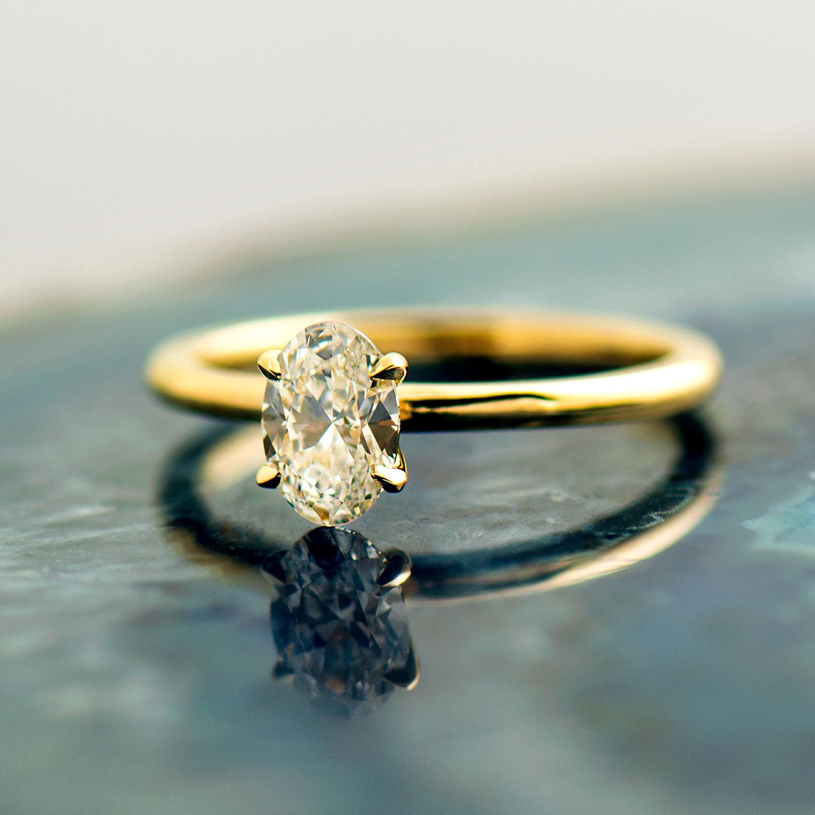 Ovaler Diamant Ring, 14K/18K Gelbgold, Moderner Gold Verlobungsring, Solitär Jubiläum Ring von NirOliva