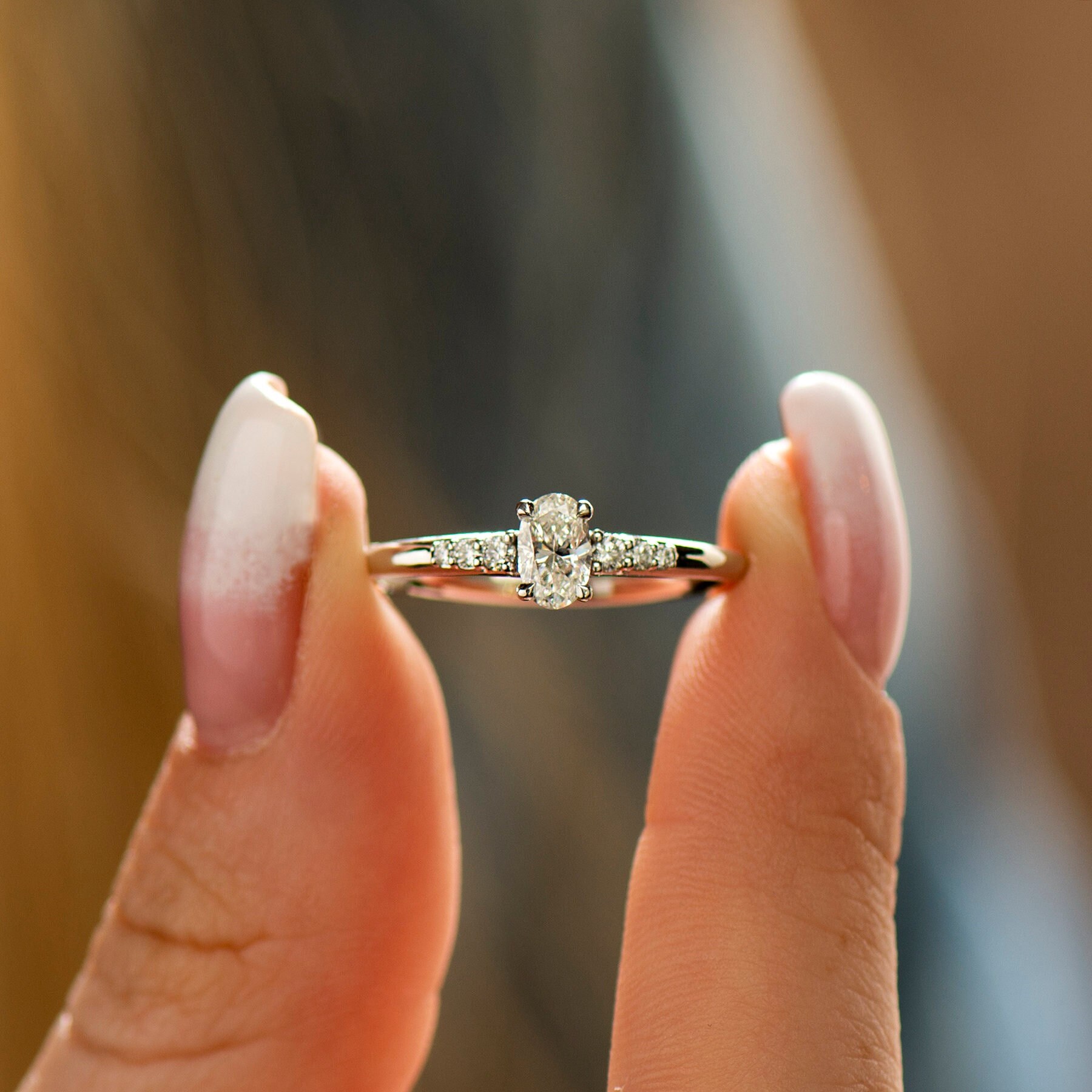 Ovaler Verlobungsring, 14K Gold, 18K Gold Ring, Ovaler Diamant Pave Diamanten Weißgold Verlobungsring von NirOliva