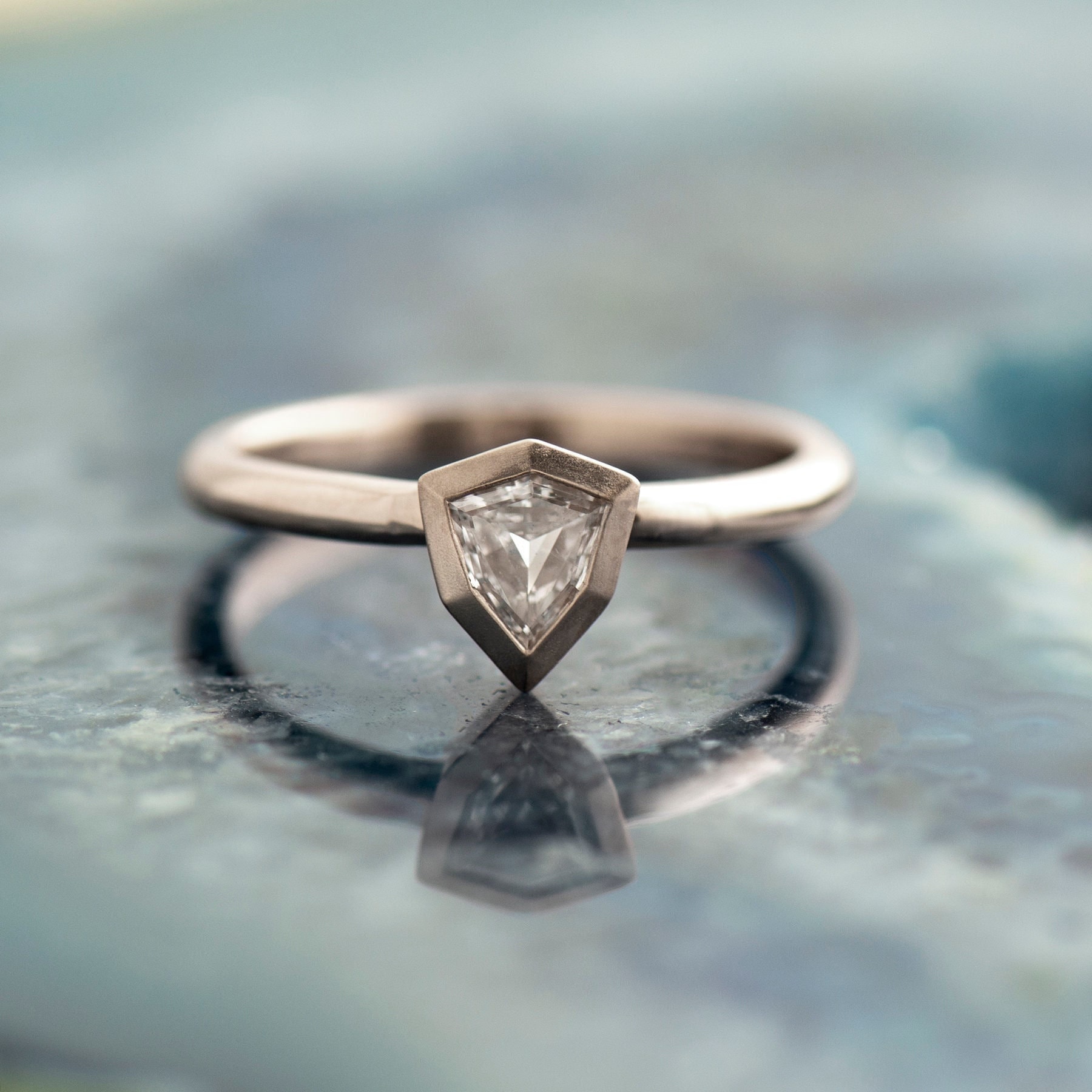 Schild Diamant Ring, Einzigartiger Verlobungsring, 14K/18K Weißgold, Dreieck Art Deco, Solitär Ring von NirOliva