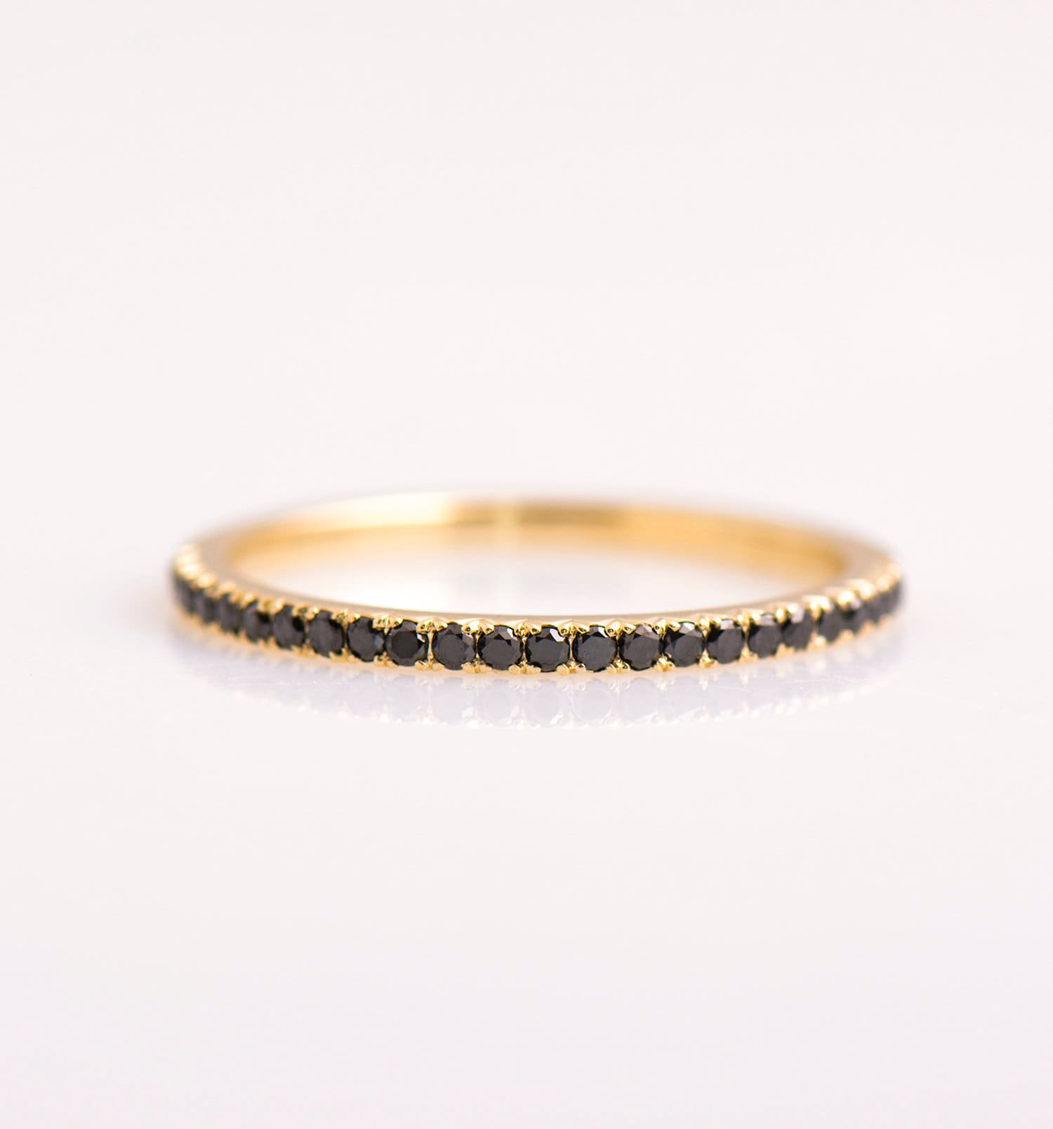 Schwarzer Diamantring, Pave Schwarze Diamanten, 14K/18K Gelbgold Ring, Halbe Eternity Dünne Diamanten Band, Stapeln Diamant Ring von NirOliva