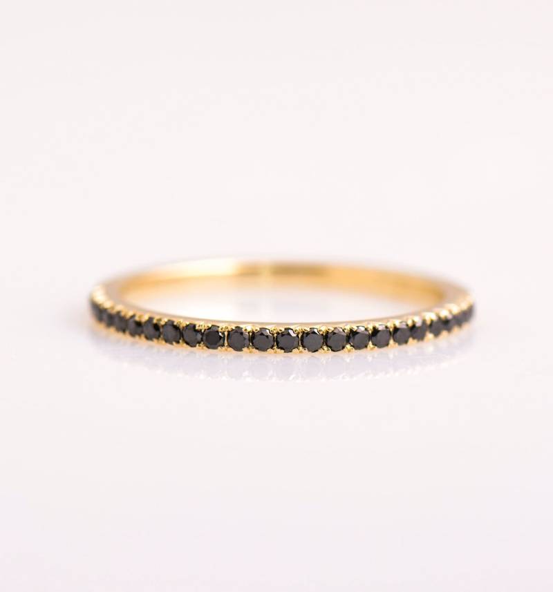 Schwarzer Diamantring, Pave Schwarze Diamanten, 14K/18K Gelbgold Ring, Halbe Eternity Dünne Diamanten Band, Stapeln Diamant Ring von NirOliva
