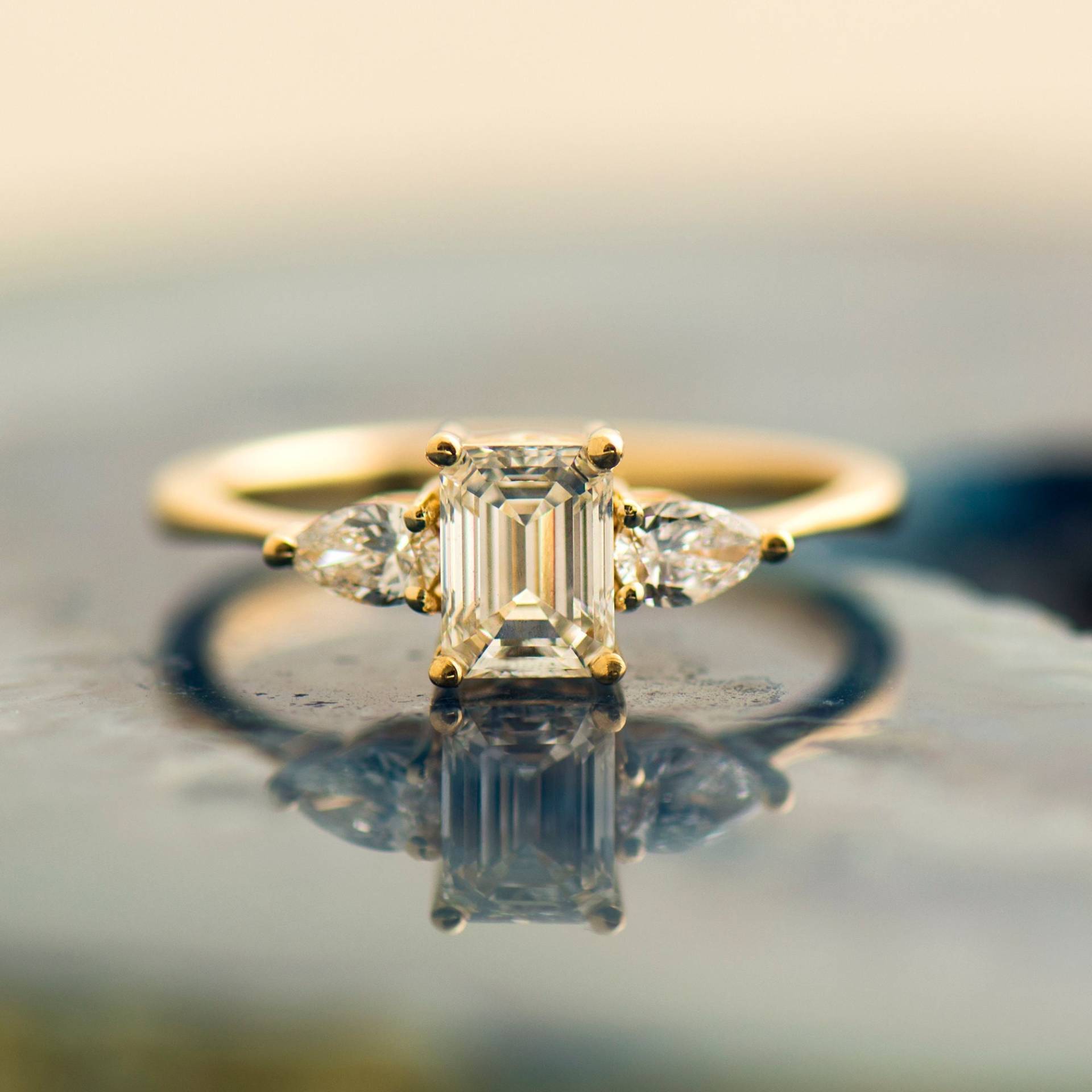 Smaragdschliff Verlobungsring, 14K Gelbgold, 18K Goldring, Einzigartiger Drei Stein Diamant Ring von NirOliva
