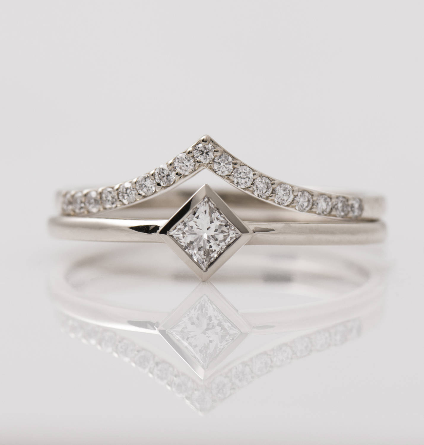 Solitär Verlobungsring Set, 14K/18K Weißgold Diamanten, Quadrat-Diamant-Ring, Minimale Trauringe Gesetzt, V-Ring Set von NirOliva
