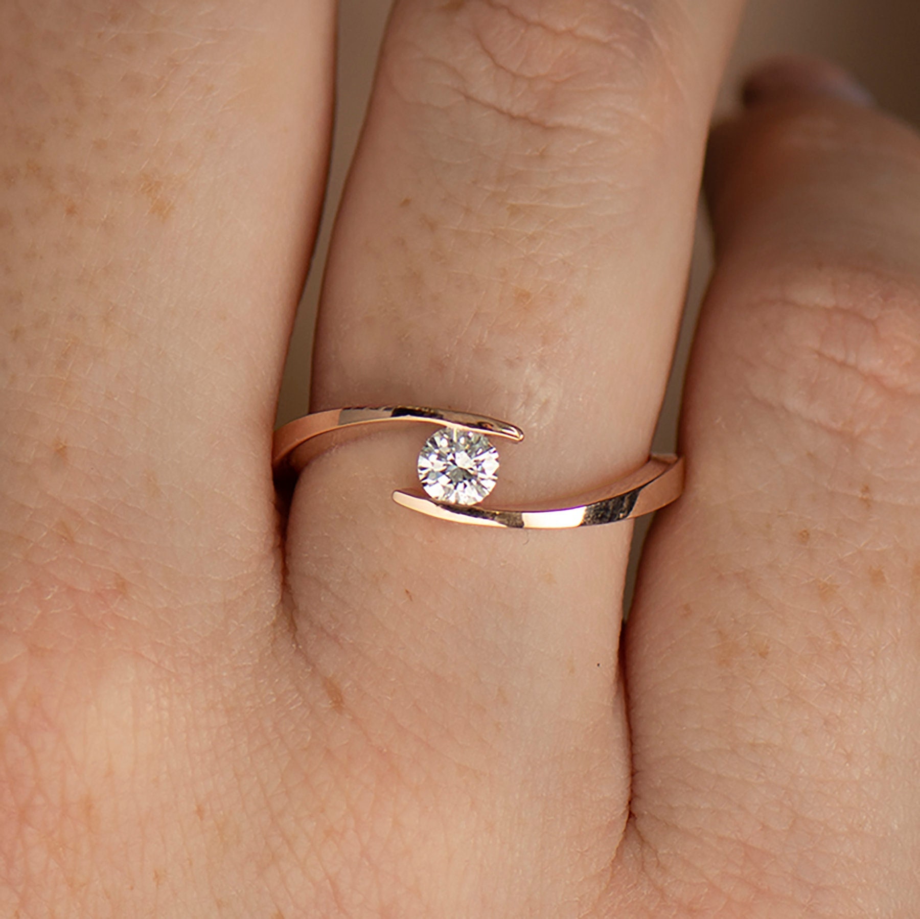 Twist Verlobungsring, 14K/18K Roségold, Solitär Diamant Ring, Gedrehter Zarter Rebe Art Deco Wickelring von NirOliva