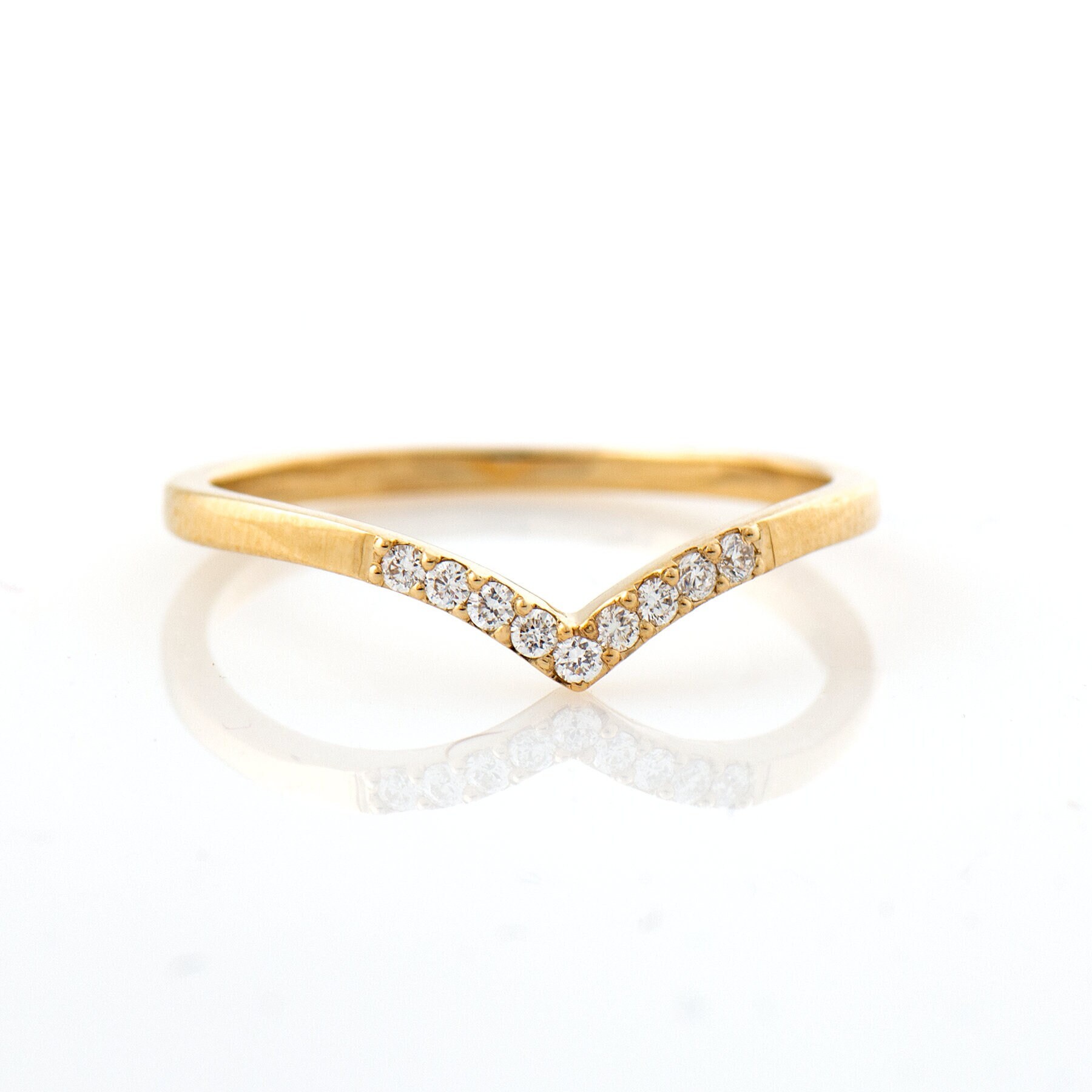 V Diamanten Ring, 14K Roségold, Chevron Shaped Dünner Diamant Zierliche Ehering, Pave Ring von NirOliva