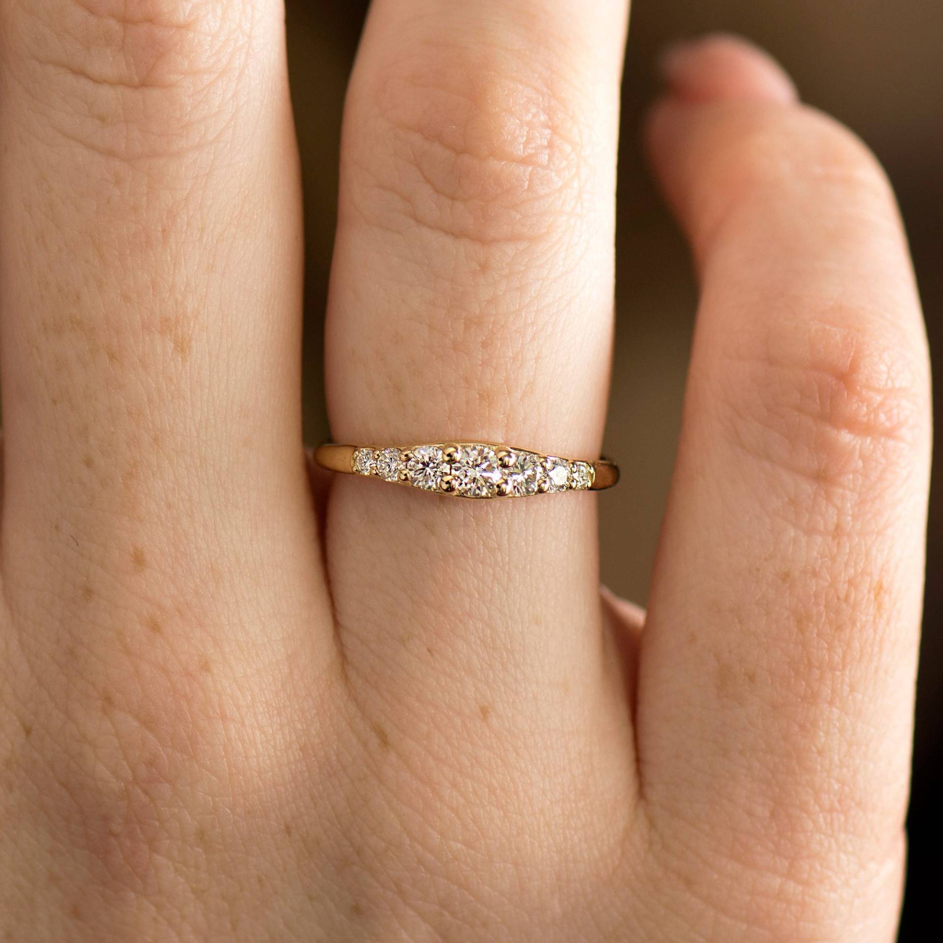 Zarter Verlobungsring, Diamant-Hochzeitsring, 14K Gelbgold, Alltagskleidung, Diamantenstapelring, Ring Mit Sieben Diamanten Zarter Verlobungsring, Diamant-Hochzeitsring, 14K Gelbgold, Alltagskleidung, Diamantenstapelring, Ring Mit Sieben Diamanten von NirOliva