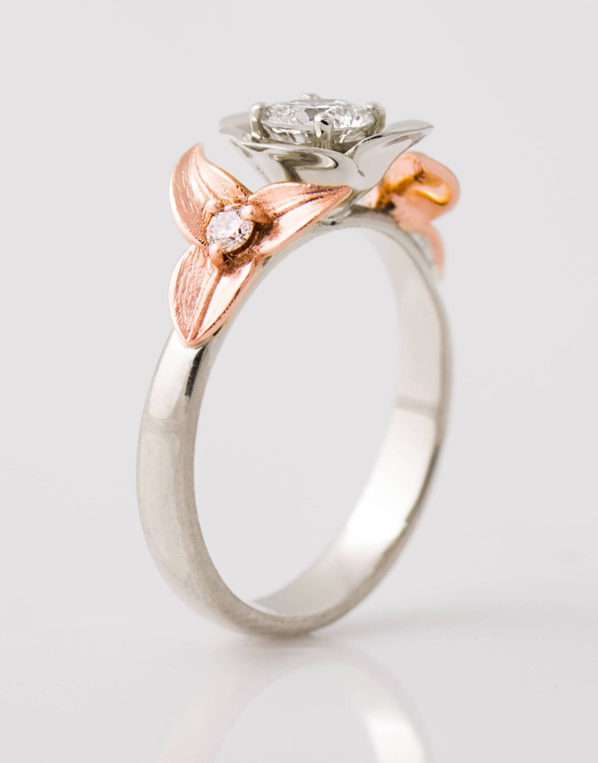 Zwei-Ton-Blume Blätter Verlobungsring, 14K/18K Rose Weiß Gold, Natur Inspiriert, Blatt Blume-Diamant-Ring, Ring Jugendstil von NirOliva