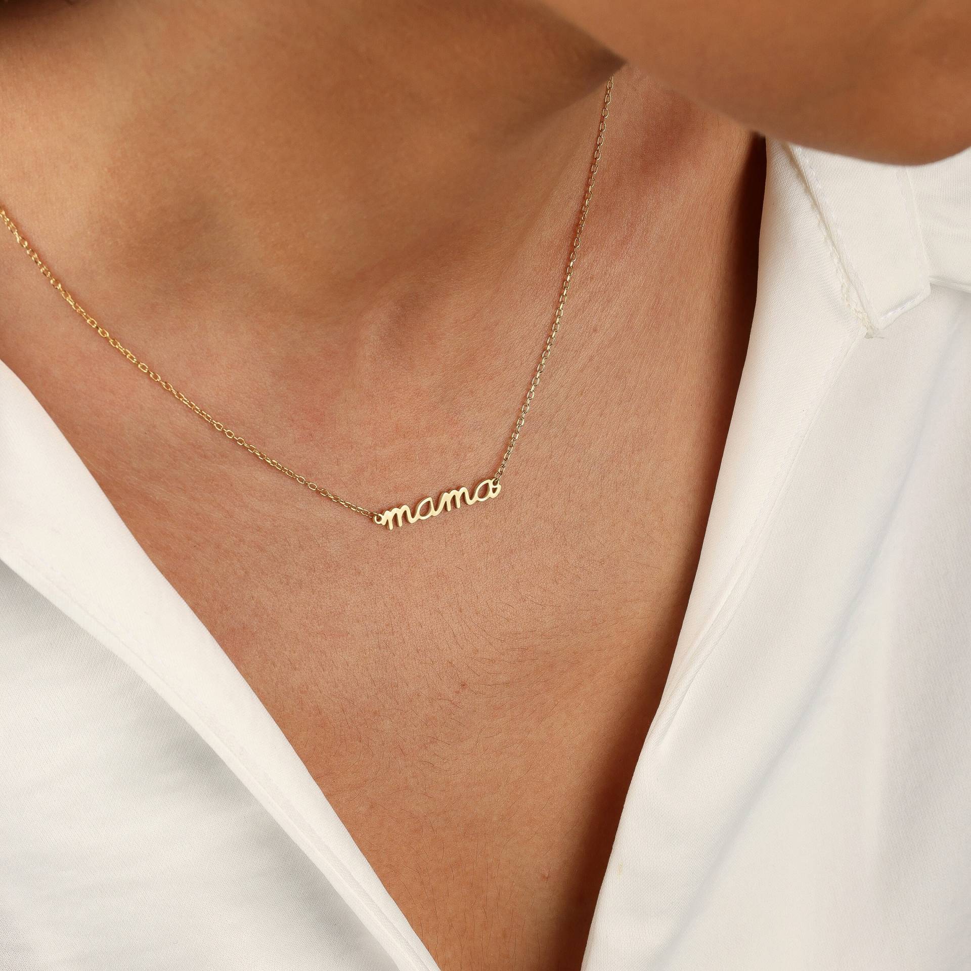 Perfektes Weihnachtsgeschenk Für Mama, Schicker 18K Vergoldeter "Mama' Anhänger - Zierliche Mutter Halskette Elegante Mama Aus Vergoldet Perfektes Weihnachtsgeschenk Für Mama, Schicker 18K Vergoldeter "Mama' Anhänger - Zierliche Mutter Halskette Elegante Mama Aus Vergoldet von NisPersonalized