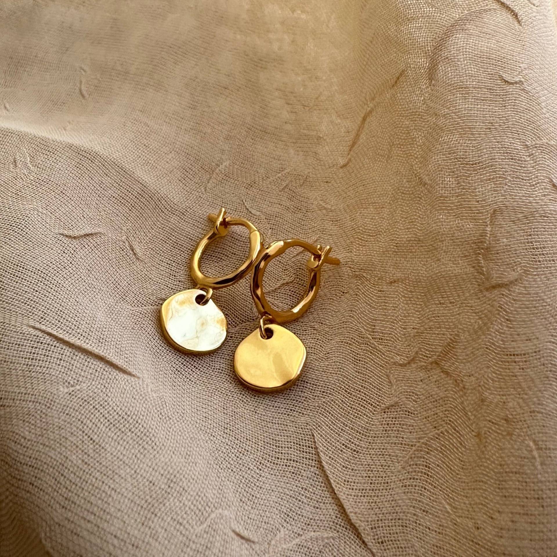 Gehämmerte Disk Anhänger Ohrringe - 18K Vergoldetes Sterling Silber Zierliche Huggie Hoops Unregelmäßige Gold Stacking Hoop von NisiJewelleryCo