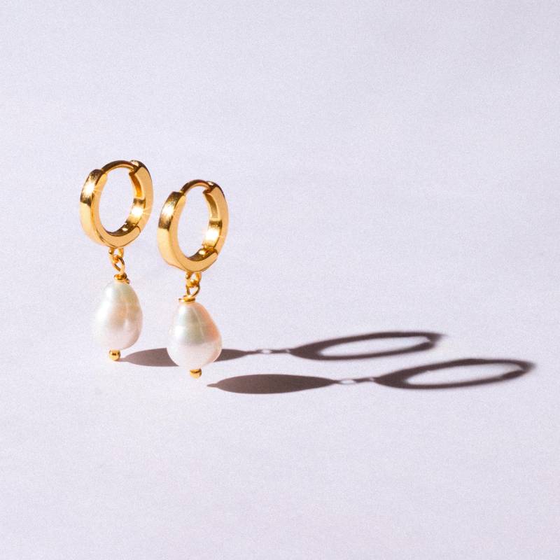 Neue Perlen Tropfen Creolen, Winzige Elegante Goldperlen Ohrringe, 18K Vergoldete Sterling Silber Huggie Hoop Ohrringe Mit Süßwasserperlen von NisiJewelleryCo