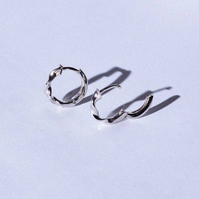 Neue Silver "Wave' Huggies - 925 Massiv Sterling Silber Twisted Rope Mini Creolen Schlichte Ohrringe Für Den Alltag Stacking von NisiJewelleryCo