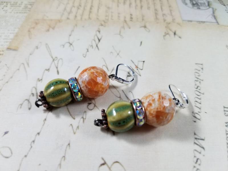 Gebrannte Orange Und Grüne Kürbis Tropfen Ohrringe; Perlen Rustikale Keramik Ohrringe von NittanyMountain