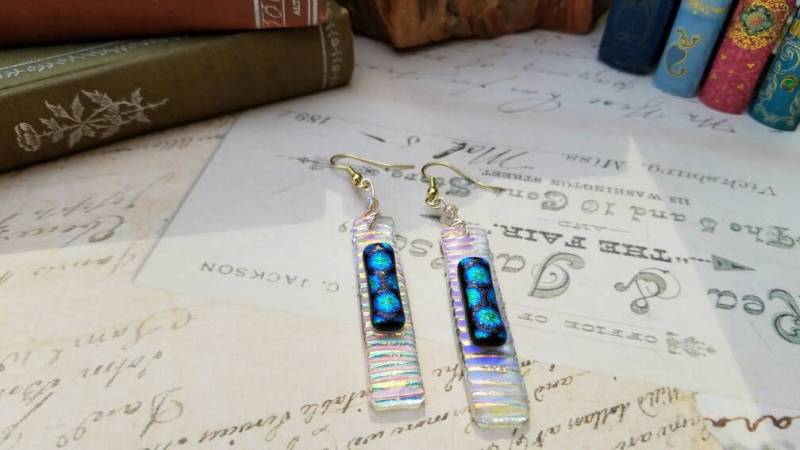 Icy Dichronic Fused Glas Ohrringe Mit Pfauenblauen Punkten Icy Dichronic Fused Glas Ohrringe Mit Pfauenblauen Punkten von NittanyMountain