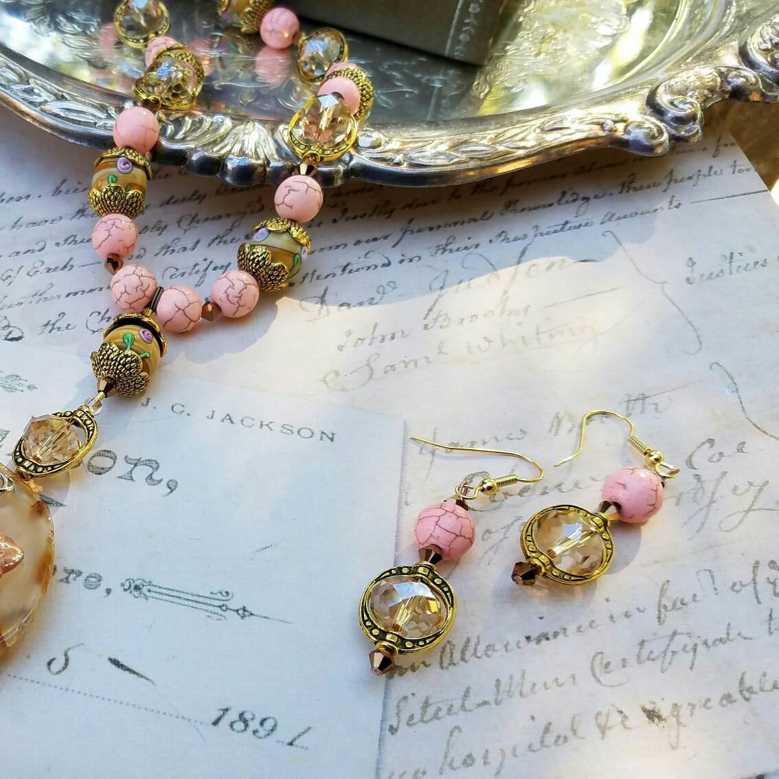 Rosey Pink Und Messing Tropfen Ohrringe von NittanyMountain