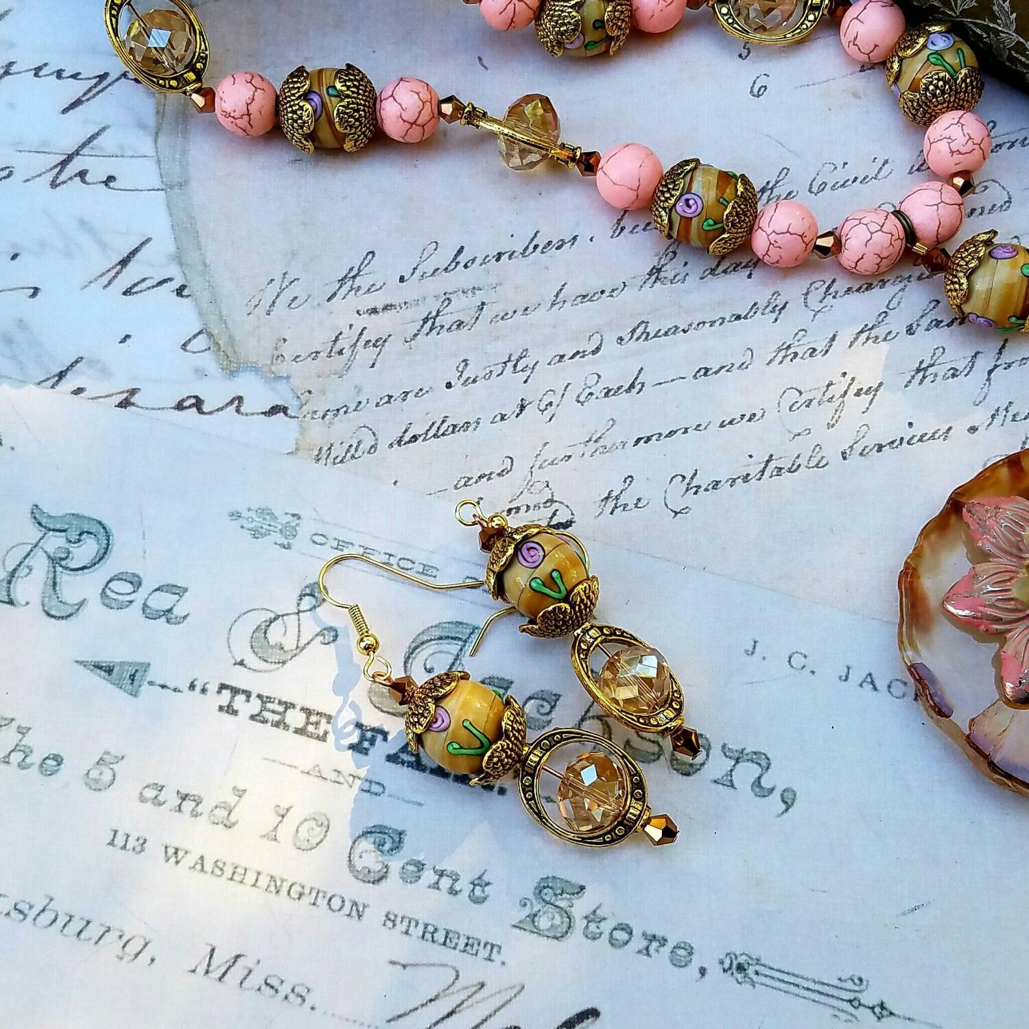 Rosey Pink Und Messing Tropfen Ohrringe von NittanyMountain