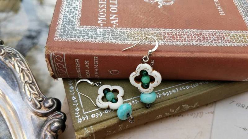 Türkis & Knochen Tropfen Ohrringe Für Den Shabby Chic, Boho, Hippie Oder Country Lady von NittanyMountain