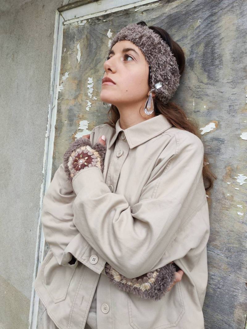 Designer Gehäkelte Flauschige Ohrwärmer Mit Transparenten Anhängern in Hellbrauner Farbe, Winter Stirnband von NiushkaByNia