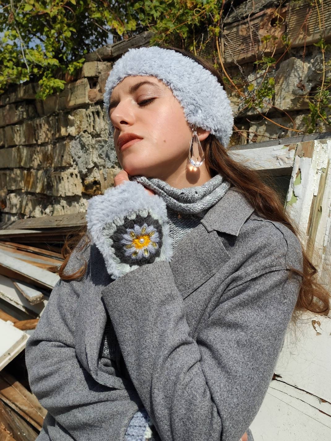 Designer Gehäkelte Flauschige Ohrwärmer in Grauer Farbe Mit Transparenten Anhängern Designer Gehäkelte Flauschige Ohrwärmer in Grauer Farbe Mit Transparenten Anhängern von NiushkaByNia