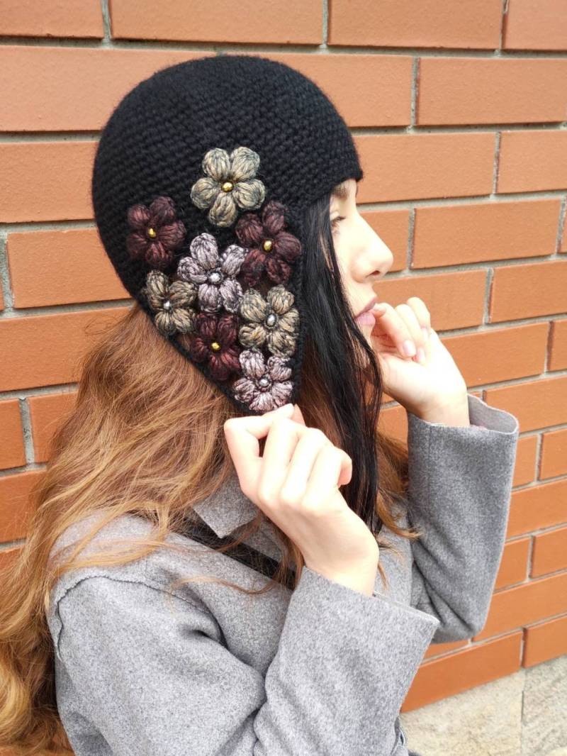 Designer Ohrenwärmer Mütze in Schwarz von NiushkaByNia
