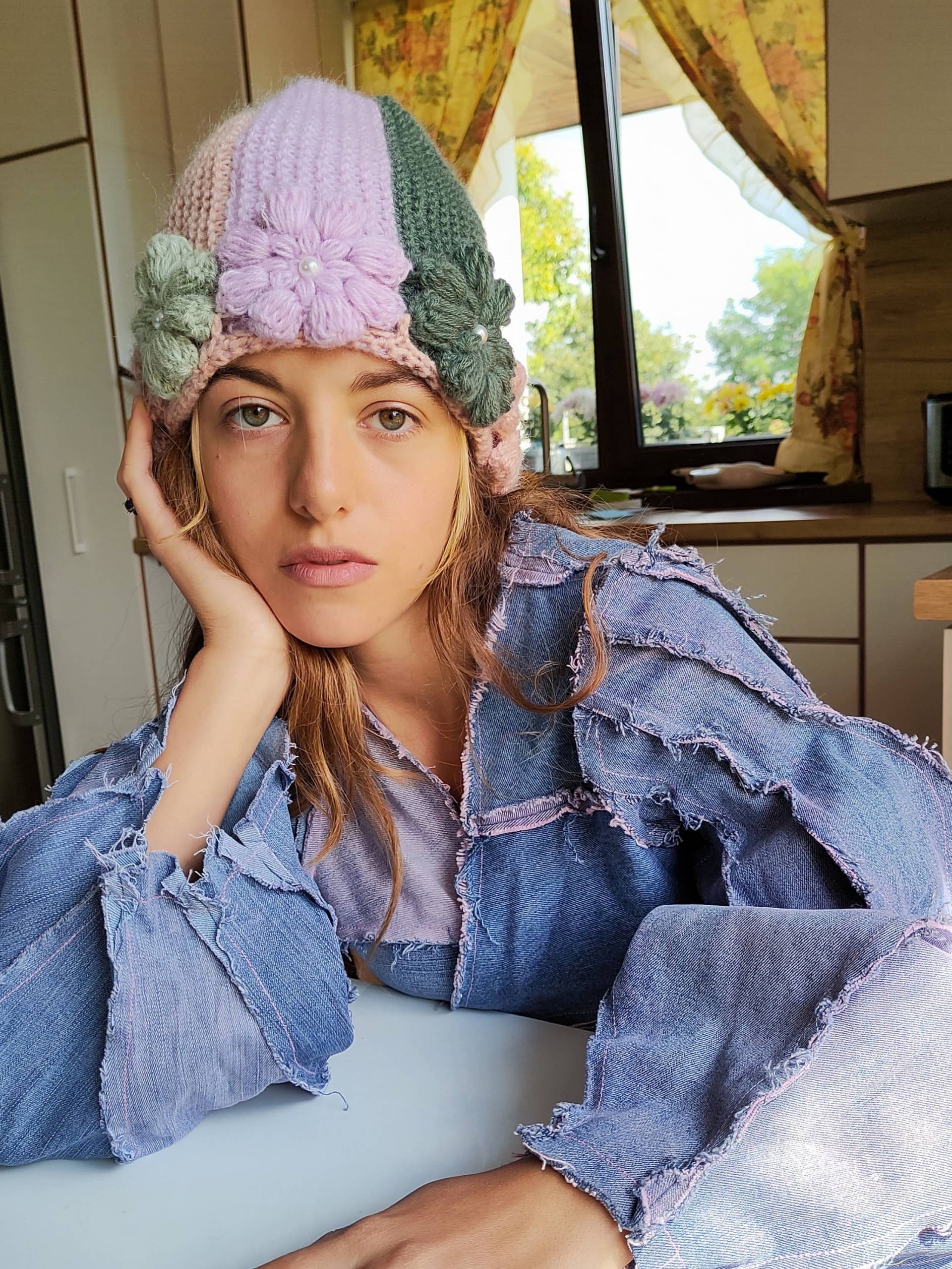 Gehäkelte Beanie Mütze Mit Blumen Gehäkelte Beanie Mütze Mit Blumen von NiushkaByNia