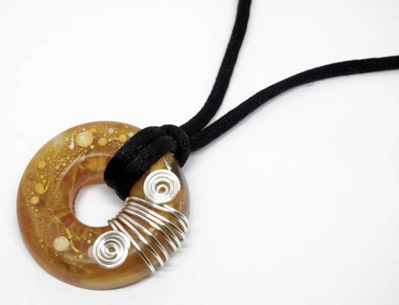 Harz Donut Halskette - Bernstein Wire Wrap Alkohol Ink Anhänger von Nixcreations