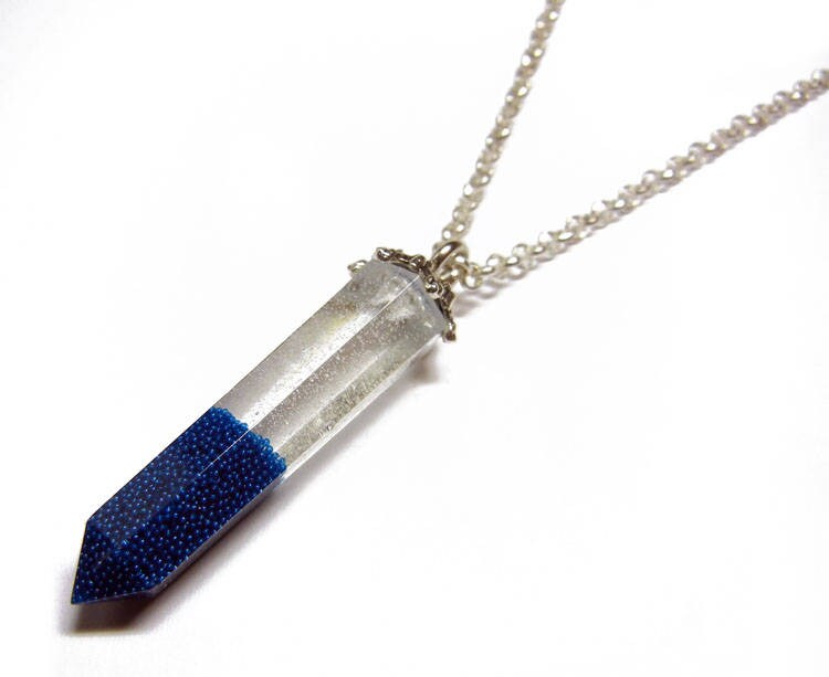 Harz Kristall Anhänger - Blaue Kugeln 22 Zoll Sterling Silber Halskette Harz Kristall Anhänger - Blaue Kugeln 22 Zoll Sterling Silber Halskette von Nixcreations