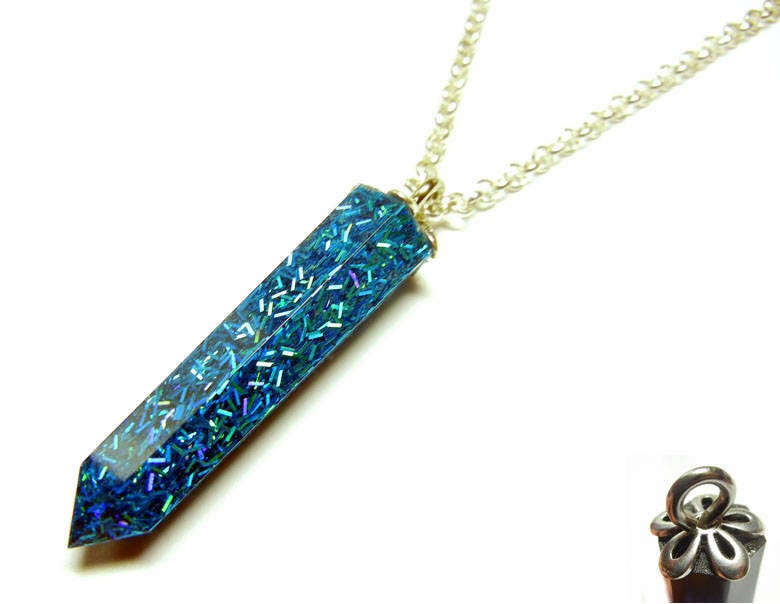 Harz Kristall Anhänger - Himmel Blau Regenbogen Holographisch 56 cm Sterling Silber Halskette Harz Kristall Anhänger - Himmel Blau Regenbogen Holographisch 56 cm Sterling Silber Halskette von Nixcreations