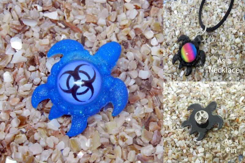 Harz Schildkröte Anhänger Oder Pin - Blaue Glow in The Dark Mit Einem Biohazard Design Im Panzer Optionen Harz Schildkröte Anhänger Oder Pin - Blaue Glow in The Dark Mit Einem Biohazard Design Im Panzer Optionen von Nixcreations