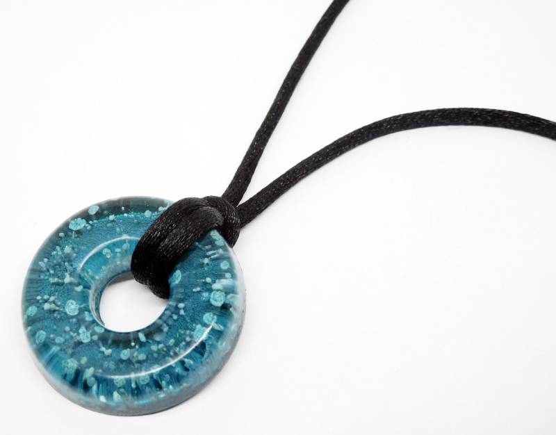 Resin Donut Halskette - Blauer Alkohol Tinte Anhänger Resin Donut Halskette - Blauer Alkohol Tinte Anhänger von Nixcreations