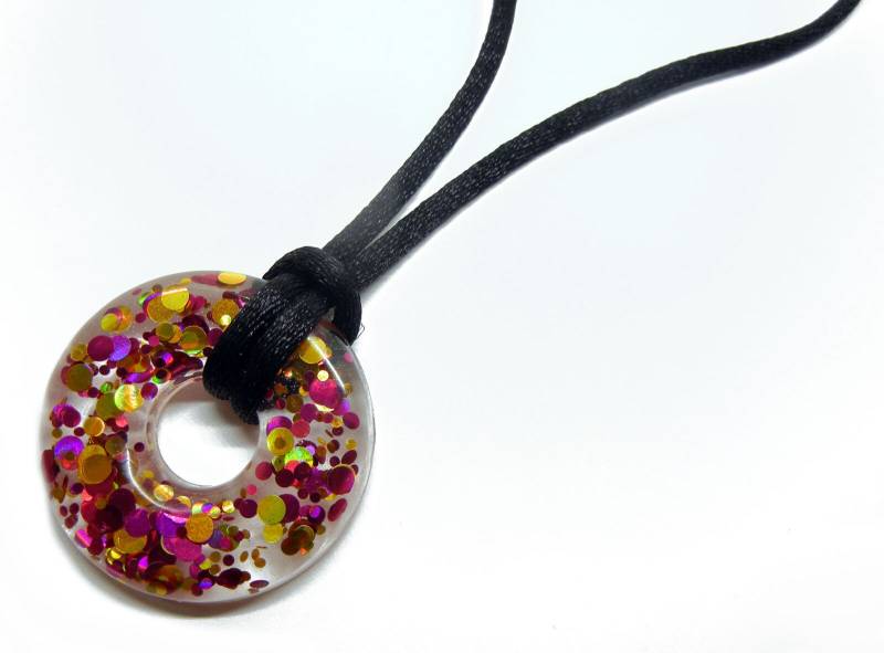 Resin Donut Halskette - Harz-Anhänger Pink Gold Sparkle Resin Donut Halskette - Harz-Anhänger Pink Gold Sparkle von Nixcreations