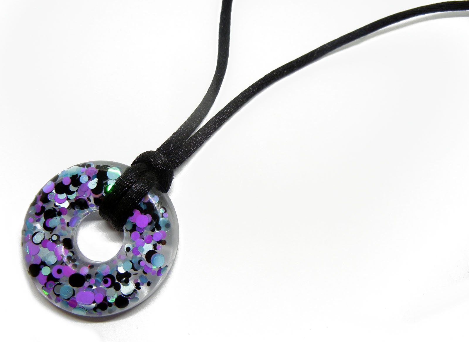 Resin Donut Halskette - Lila Blau Schwarz Sparkle Anhänger Resin Donut Halskette - Lila Blau Schwarz Sparkle Anhänger von Nixcreations