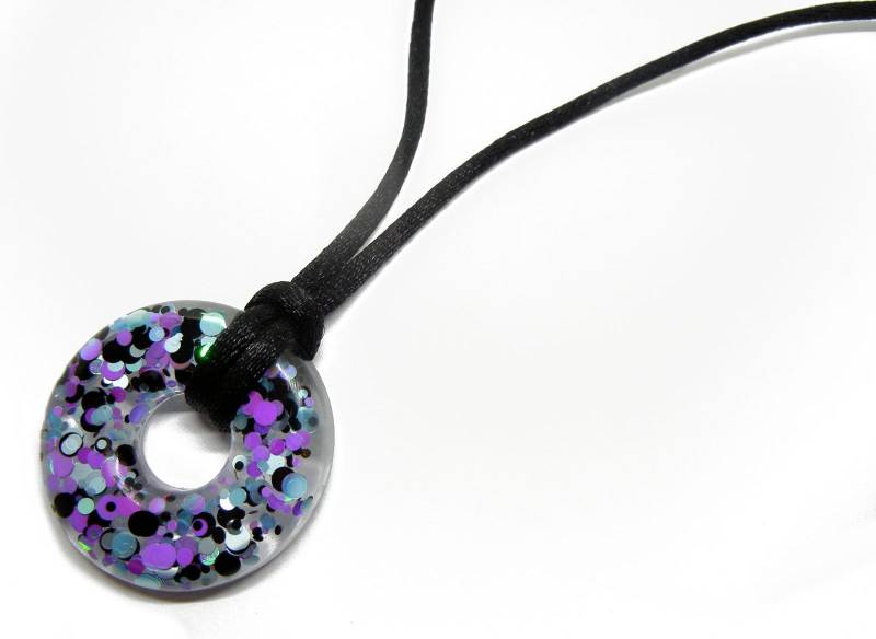 Resin Donut Halskette - Lila Blau Schwarz Sparkle Anhänger von Nixcreations