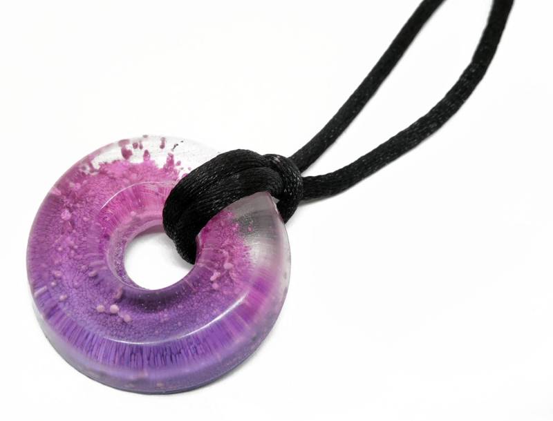 Resin Donut Halskette - Lila Pink Alkohol Ink Anhänger von Nixcreations