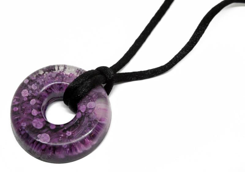 Resin Donut Halskette Mit Lila Alkohol Tinte Anhänger Resin Donut Halskette Mit Lila Alkohol Tinte Anhänger von Nixcreations