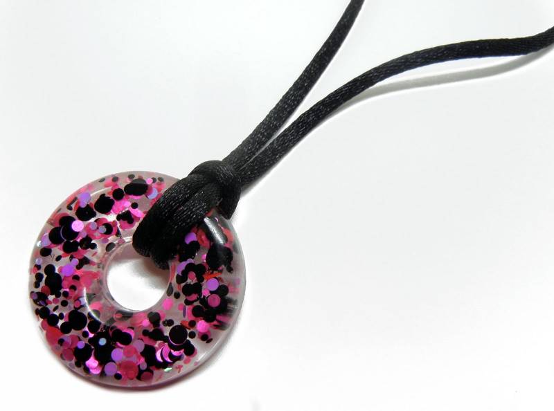 Resin Donut Halskette - Pink Schwarz Sparkle Anhänger Resin Donut Halskette - Pink Schwarz Sparkle Anhänger von Nixcreations