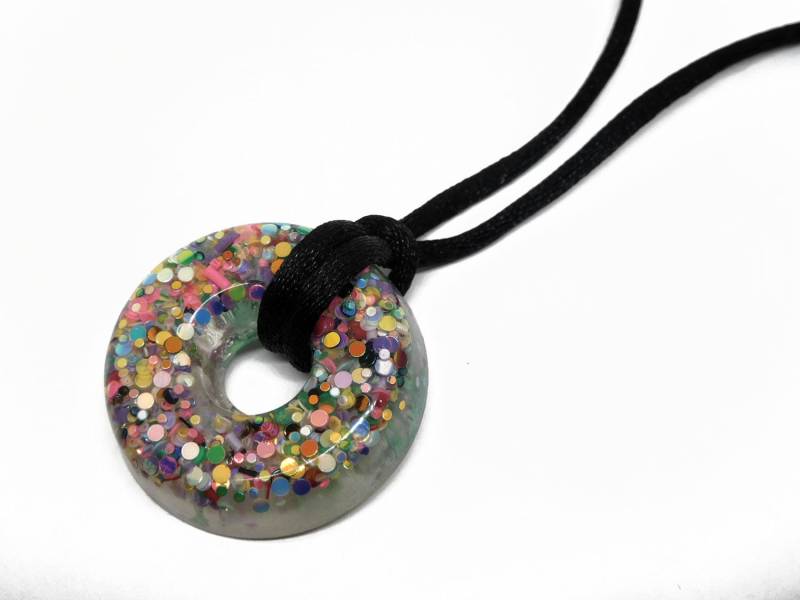 Resin Donut Halskette - Regenbogen Konfetti Anhänger Resin Donut Halskette - Regenbogen Konfetti Anhänger von Nixcreations