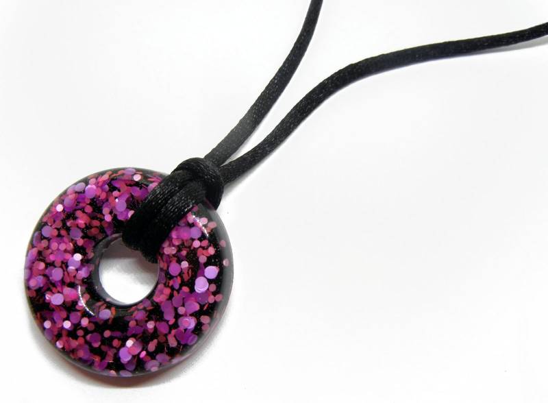 Resin Donut Halskette - Rosa Und Schwarzer Sprakle Anhänger Resin Donut Halskette - Rosa Und Schwarzer Sprakle Anhänger von Nixcreations