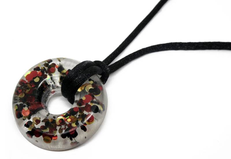 Resin Donut Halskette - Schwarz Rot Gold Konfetti Anhänger Resin Donut Halskette - Schwarz Rot Gold Konfetti Anhänger von Nixcreations