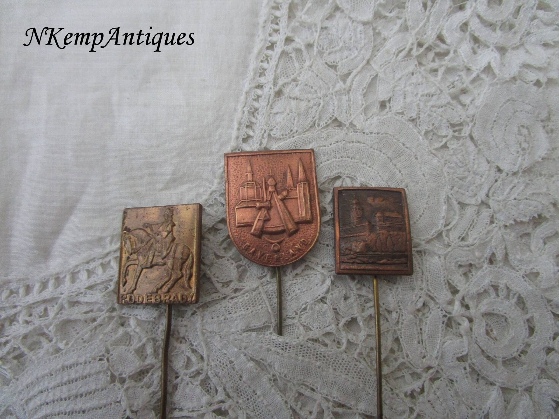 Alte Anstecknadel X 3 von Nkempantiques