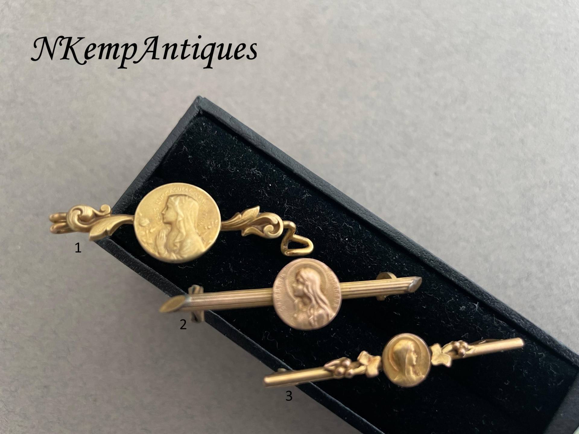 Antike Religiöse Brosche Um 1910 von Nkempantiques