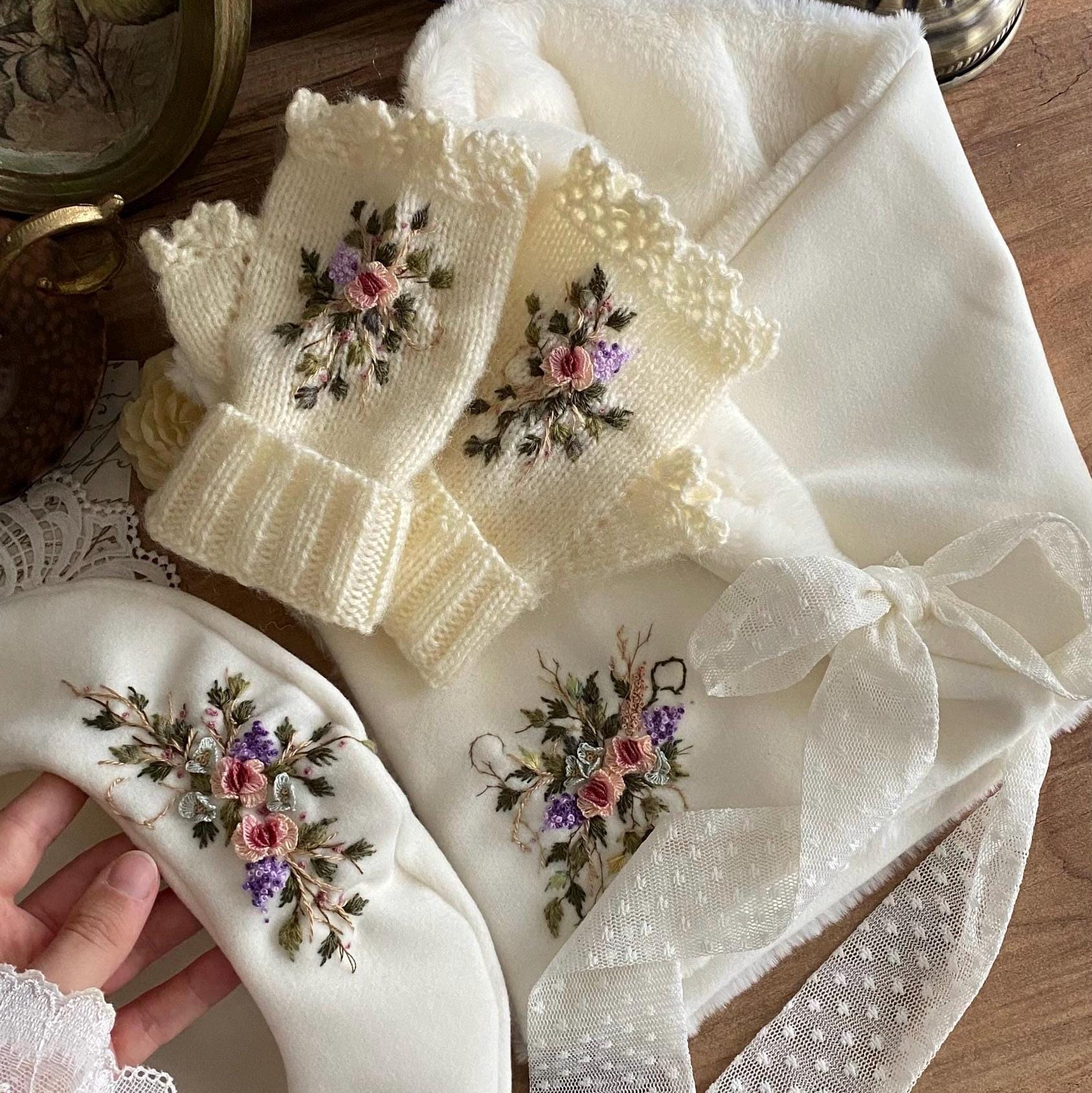 Handgefertigte Weiße Schal Handschuhe Und Baskenmütze - Bestickte Winter Set Bestickter Schal-Vintage Schal-Winter Accessoires von NnazliseylerDesign