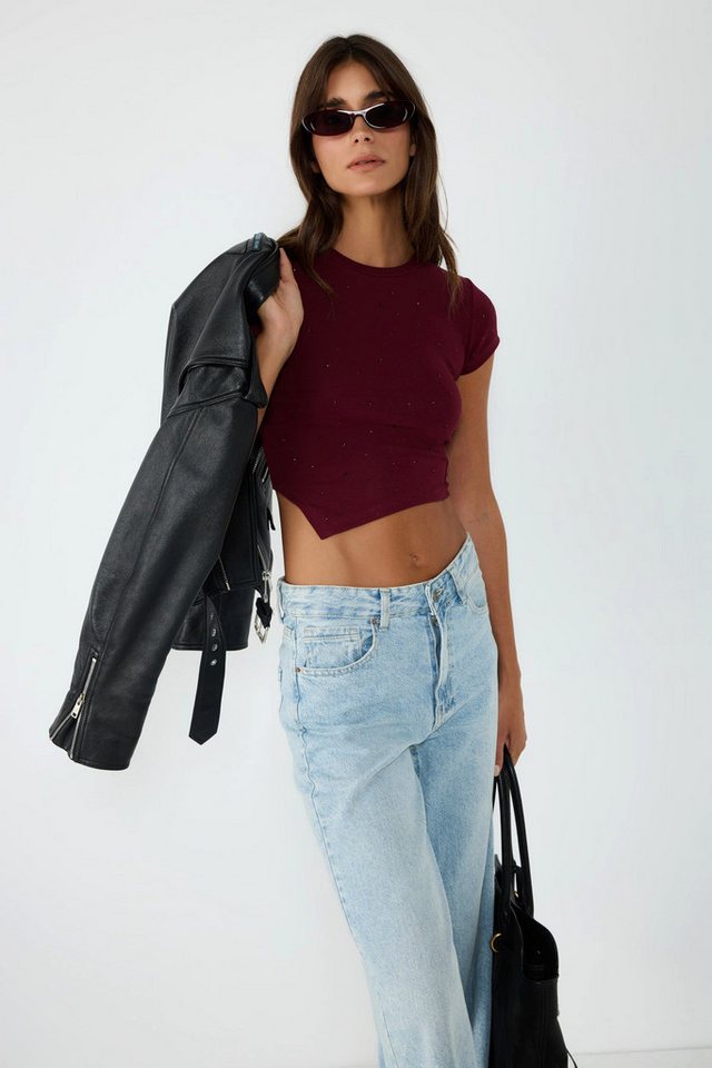 No Matter What Crop-Top Kurzer Bodysuit mit asymmetrischem Schnitt und Stickereien in Stein No Matter What Crop-Top Kurzer Bodysuit mit asymmetrischem Schnitt und Stickereien in Stein von No Matter What