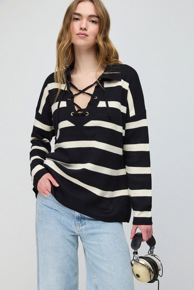 No Matter What Strickpullover Gestreifter Pullover mit gekreuztem Vorderteil No Matter What Strickpullover Gestreifter Pullover mit gekreuztem Vorderteil von No Matter What