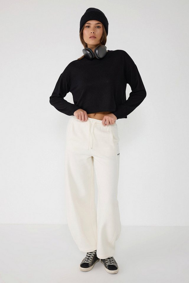 No Matter What Sweatponcho Ecru High-Waisted Weite Bein Jogginghose mit Detailbeschriftung von No Matter What